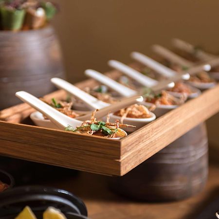 Radisson Blu Hotel Riyadh Convention And Exhibition Center エクステリア 写真 A selection of tapas
