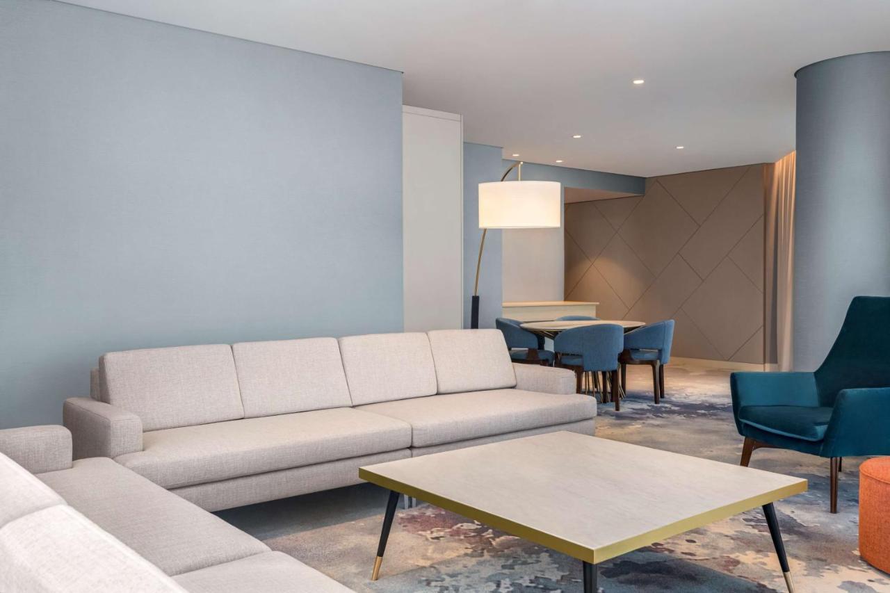 Radisson Blu Hotel Riyadh Convention And Exhibition Center エクステリア 写真 A living room in a suite at the hotel