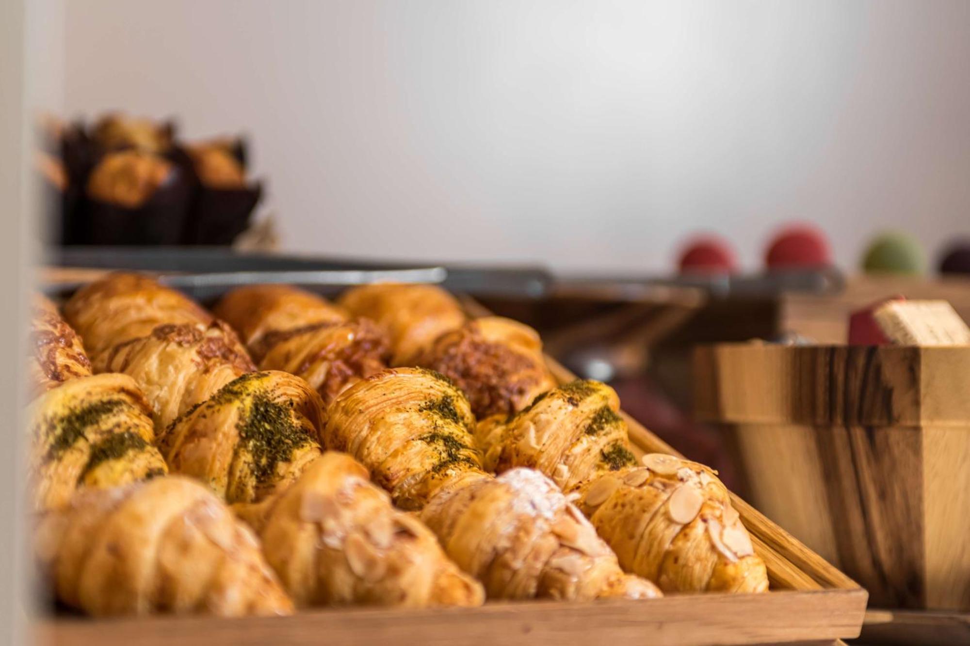 Radisson Blu Hotel Riyadh Convention And Exhibition Center エクステリア 写真 Croissants