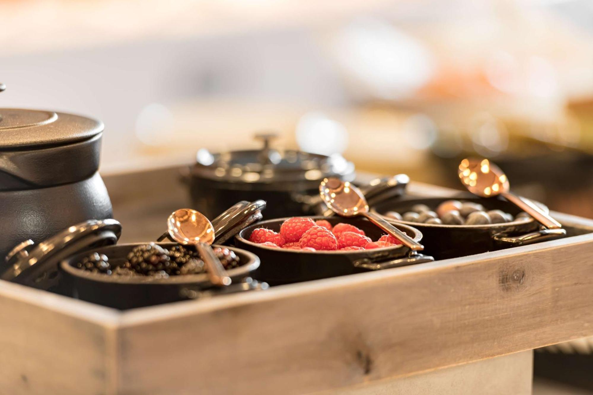 Radisson Blu Hotel Riyadh Convention And Exhibition Center エクステリア 写真 Caviar and other garnishes at a restaurant