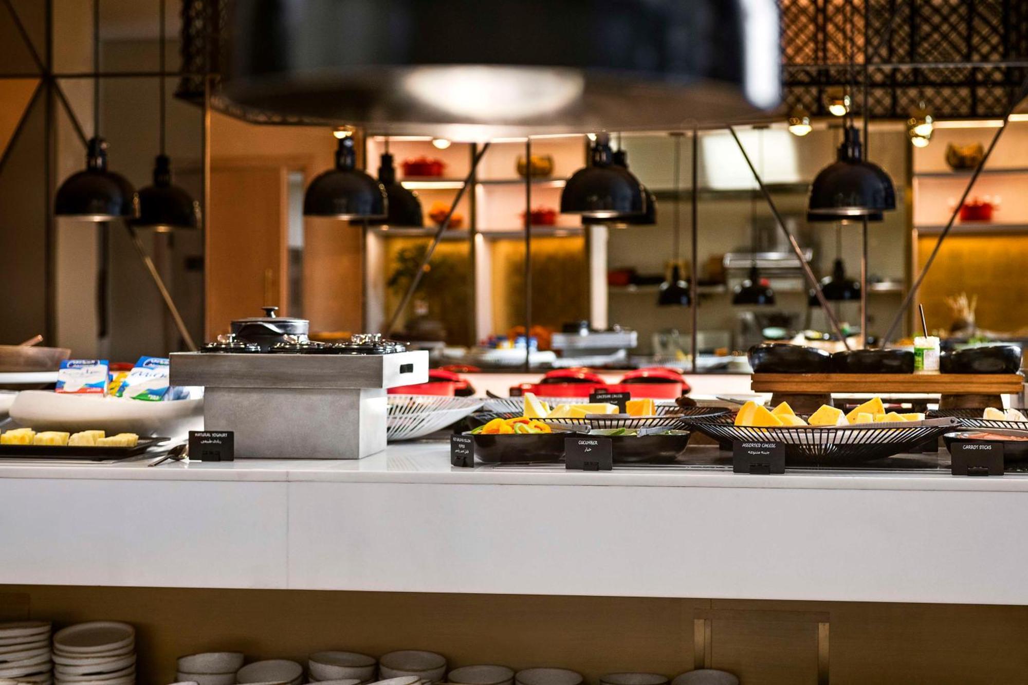 Radisson Blu Hotel Riyadh Convention And Exhibition Center エクステリア 写真 A buffet at a hotel