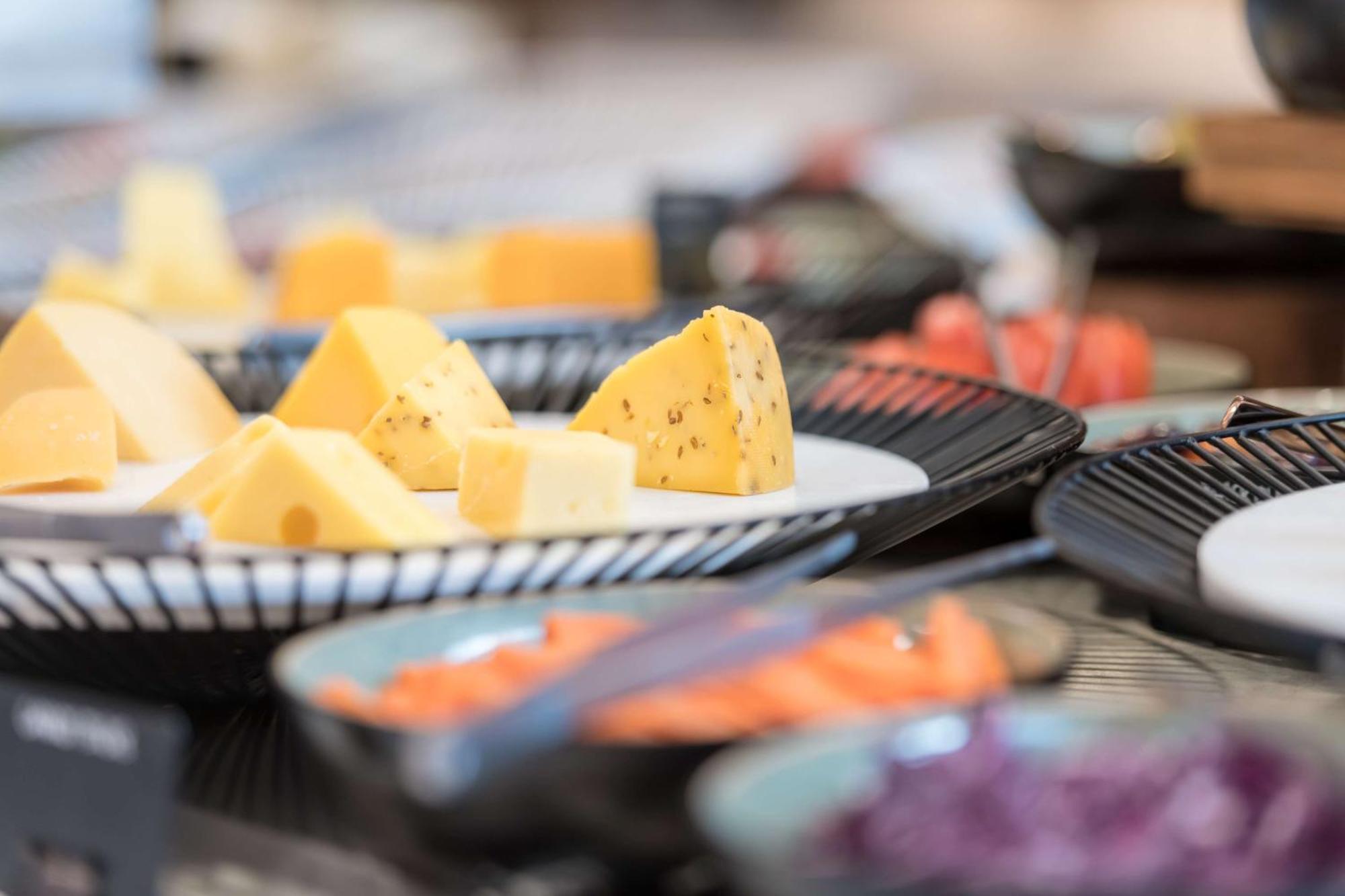 Radisson Blu Hotel Riyadh Convention And Exhibition Center エクステリア 写真 Cheese at a buffet