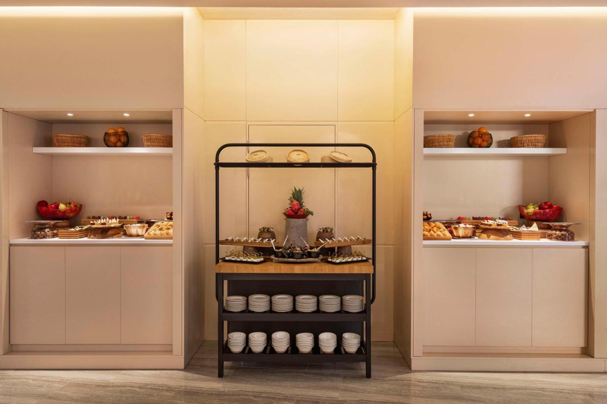 Radisson Blu Hotel Riyadh Convention And Exhibition Center エクステリア 写真 A buffet at a hotel