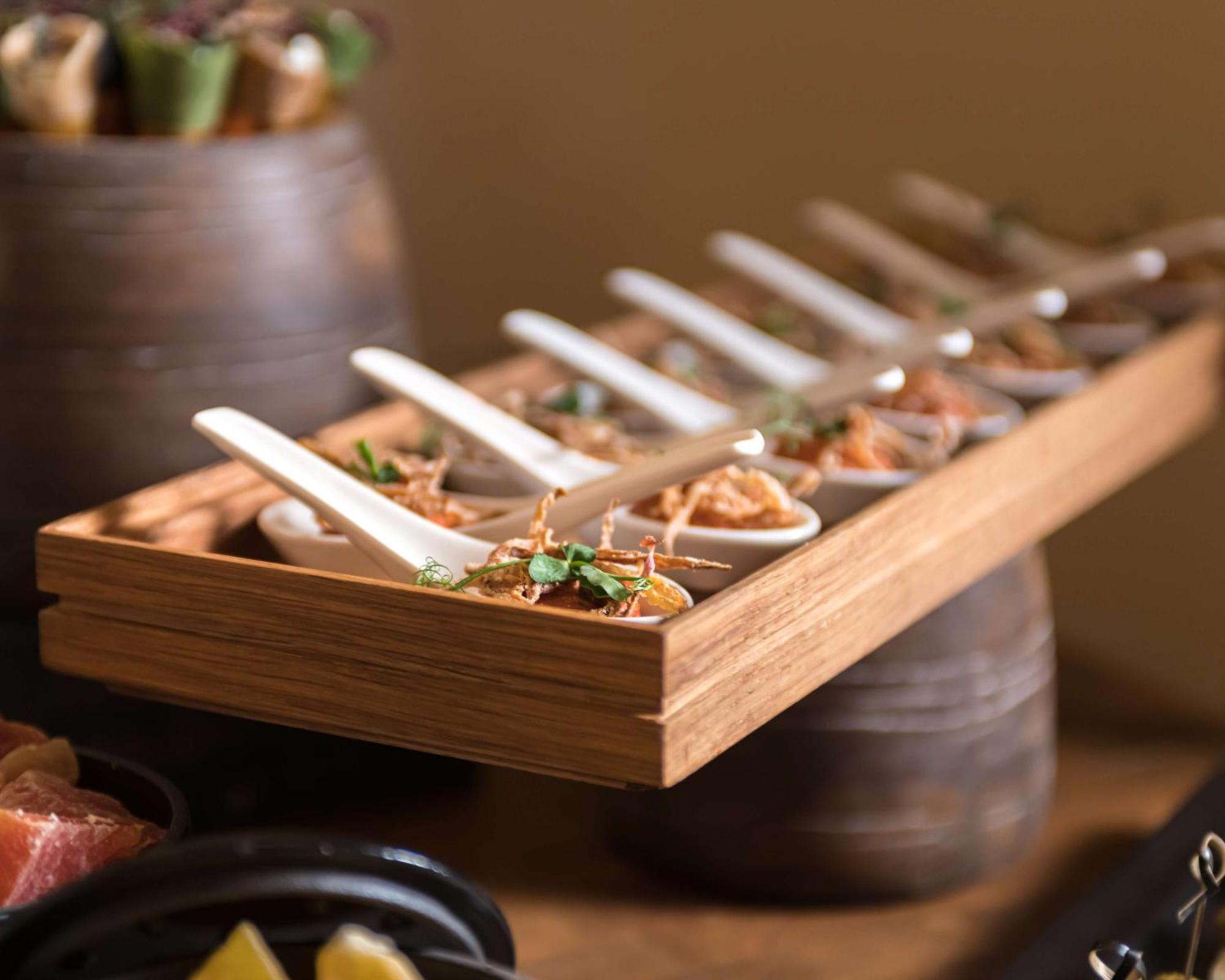 Radisson Blu Hotel Riyadh Convention And Exhibition Center エクステリア 写真 A selection of tapas