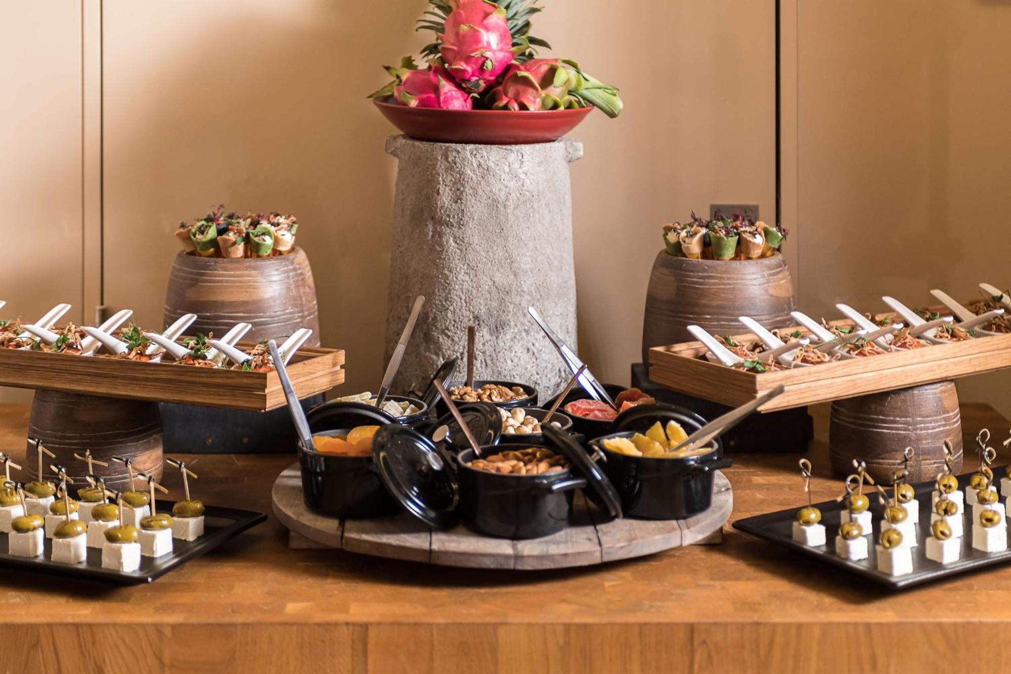 Radisson Blu Hotel Riyadh Convention And Exhibition Center エクステリア 写真 A cocktail buffet