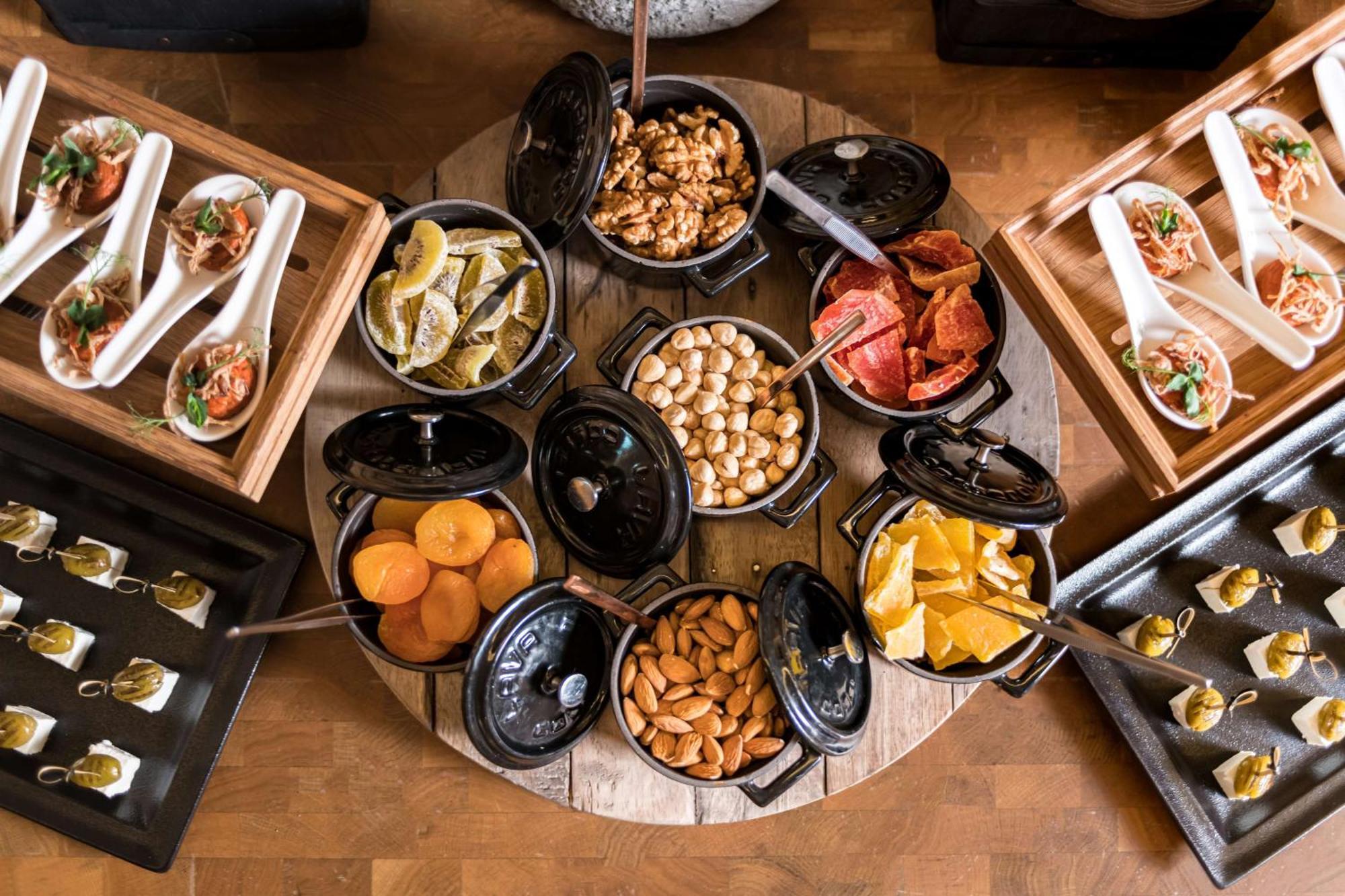 Radisson Blu Hotel Riyadh Convention And Exhibition Center エクステリア 写真 A selection of tapas