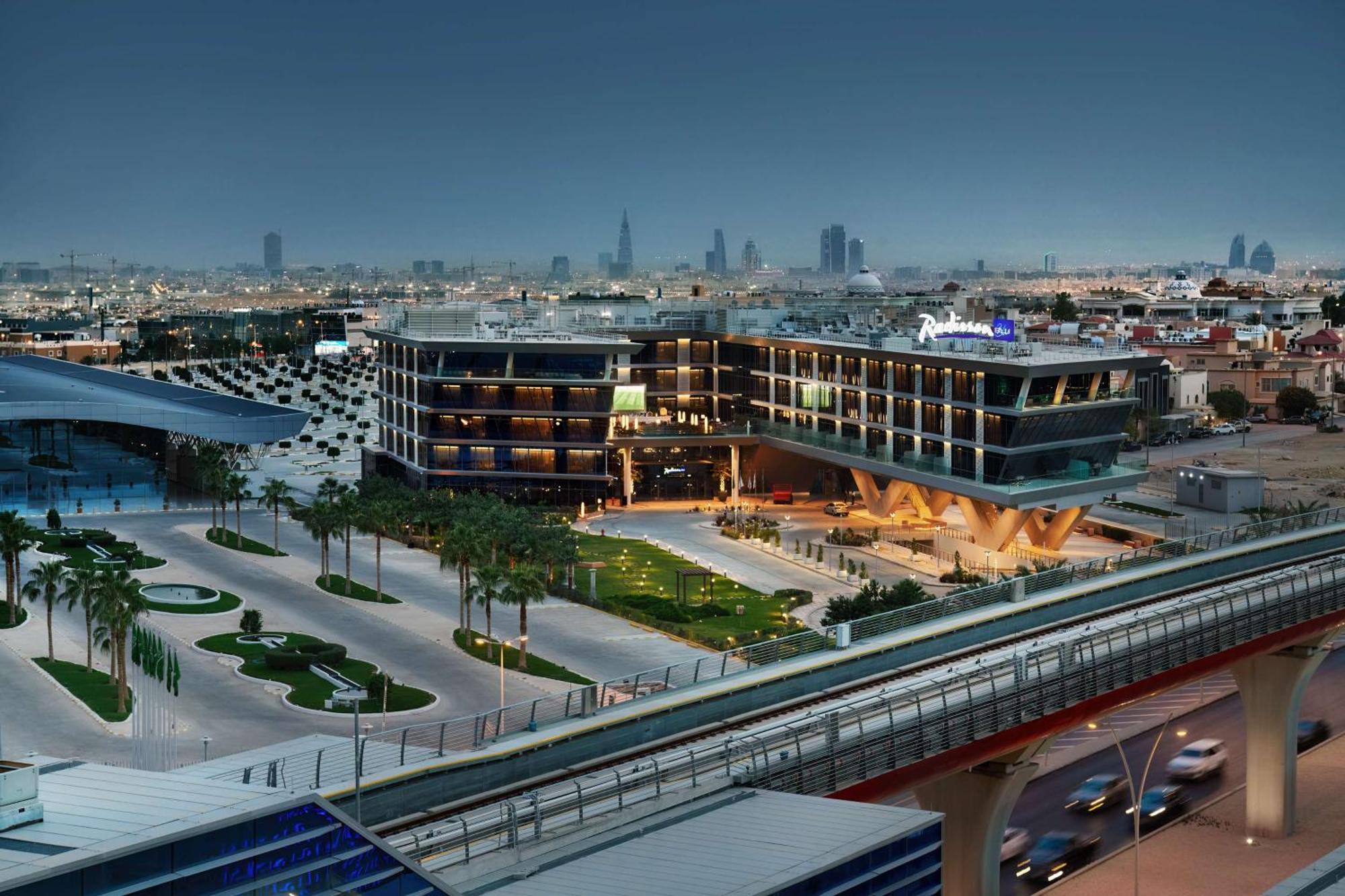 Radisson Blu Hotel Riyadh Convention And Exhibition Center エクステリア 写真 The station at night