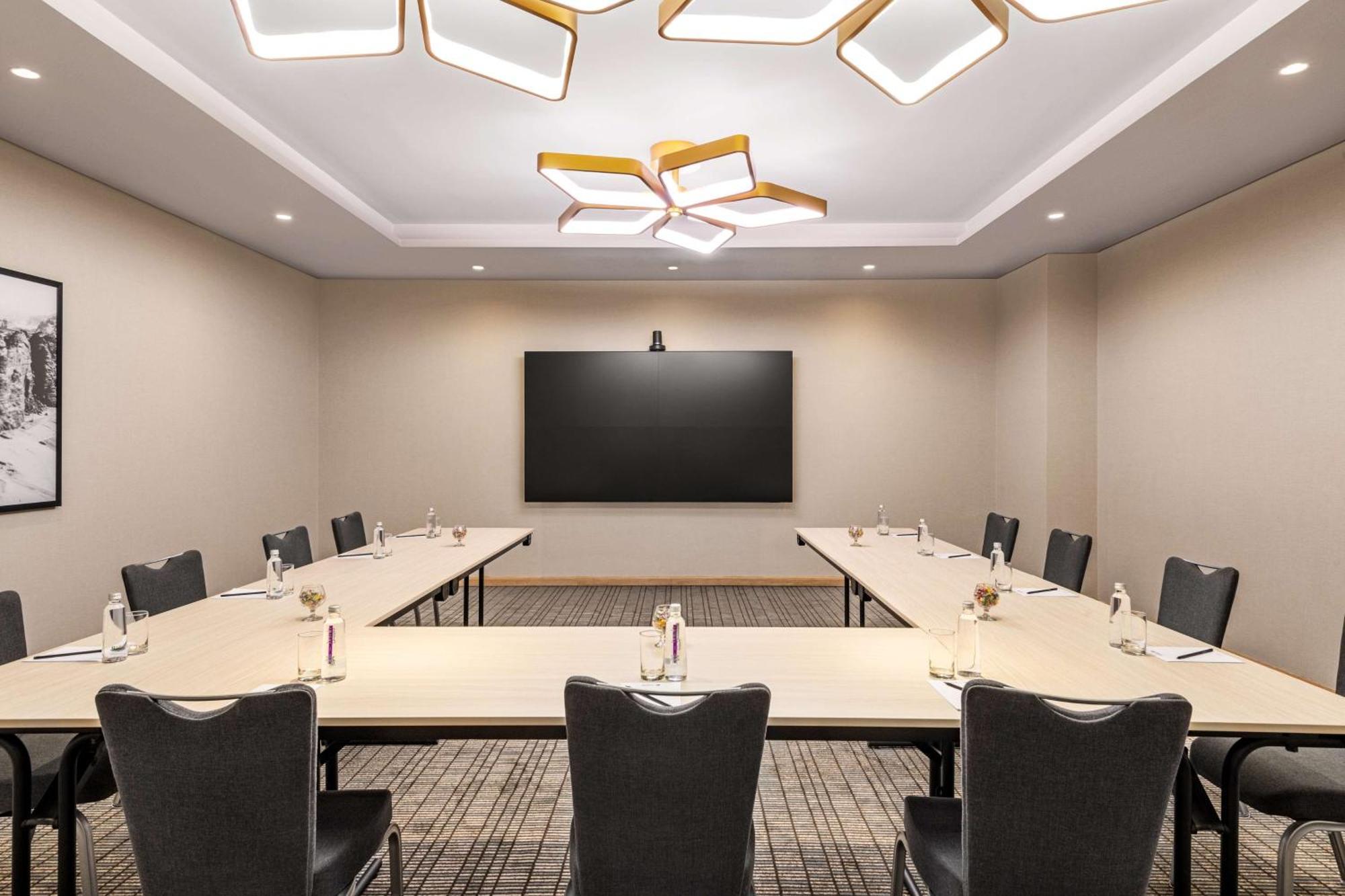 Radisson Blu Hotel Riyadh Convention And Exhibition Center エクステリア 写真 A meeting room at the Hilton Garden Inn