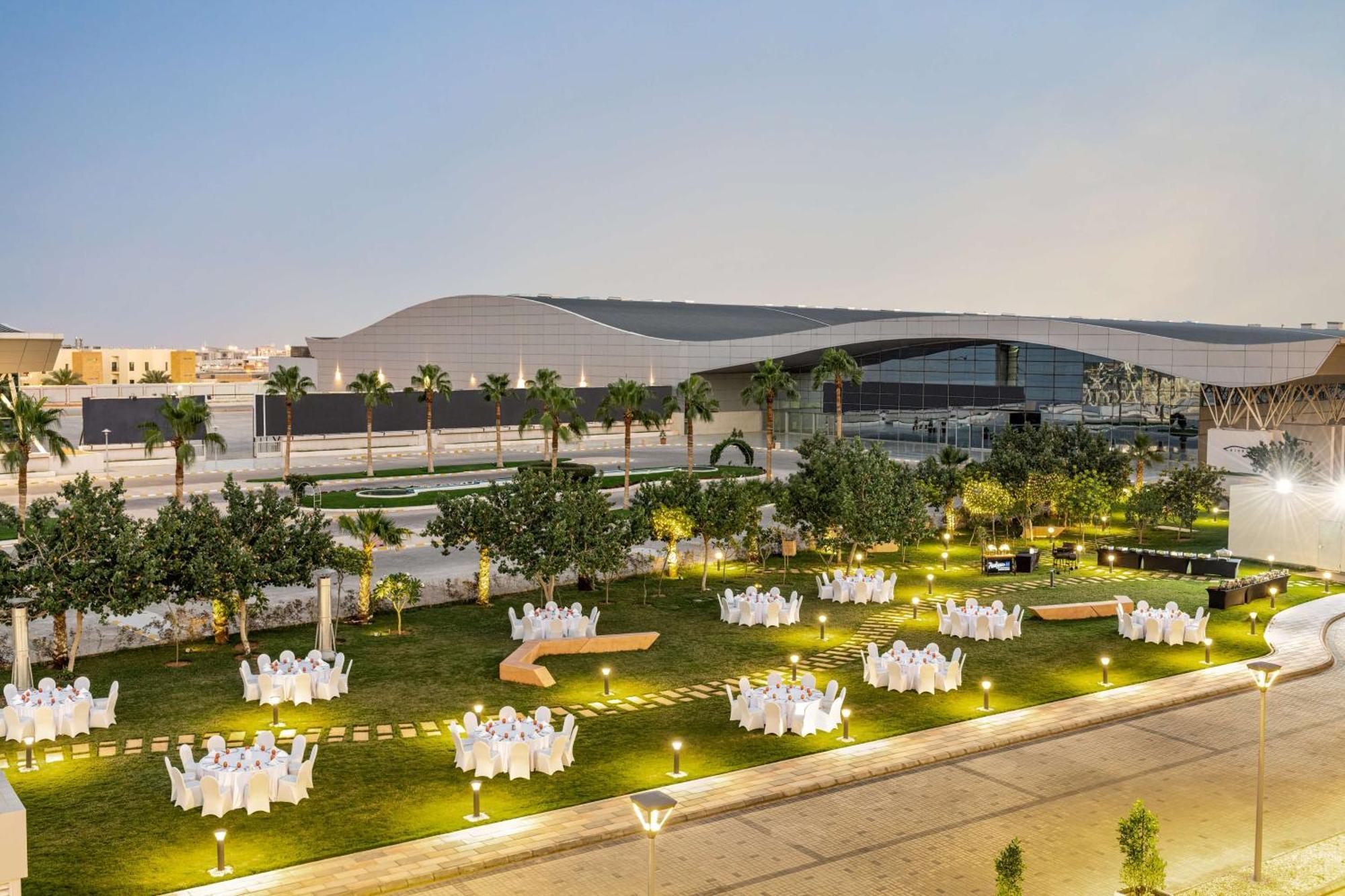 Radisson Blu Hotel Riyadh Convention And Exhibition Center エクステリア 写真 The lawn at the Ritz-Carlton, Riyadh