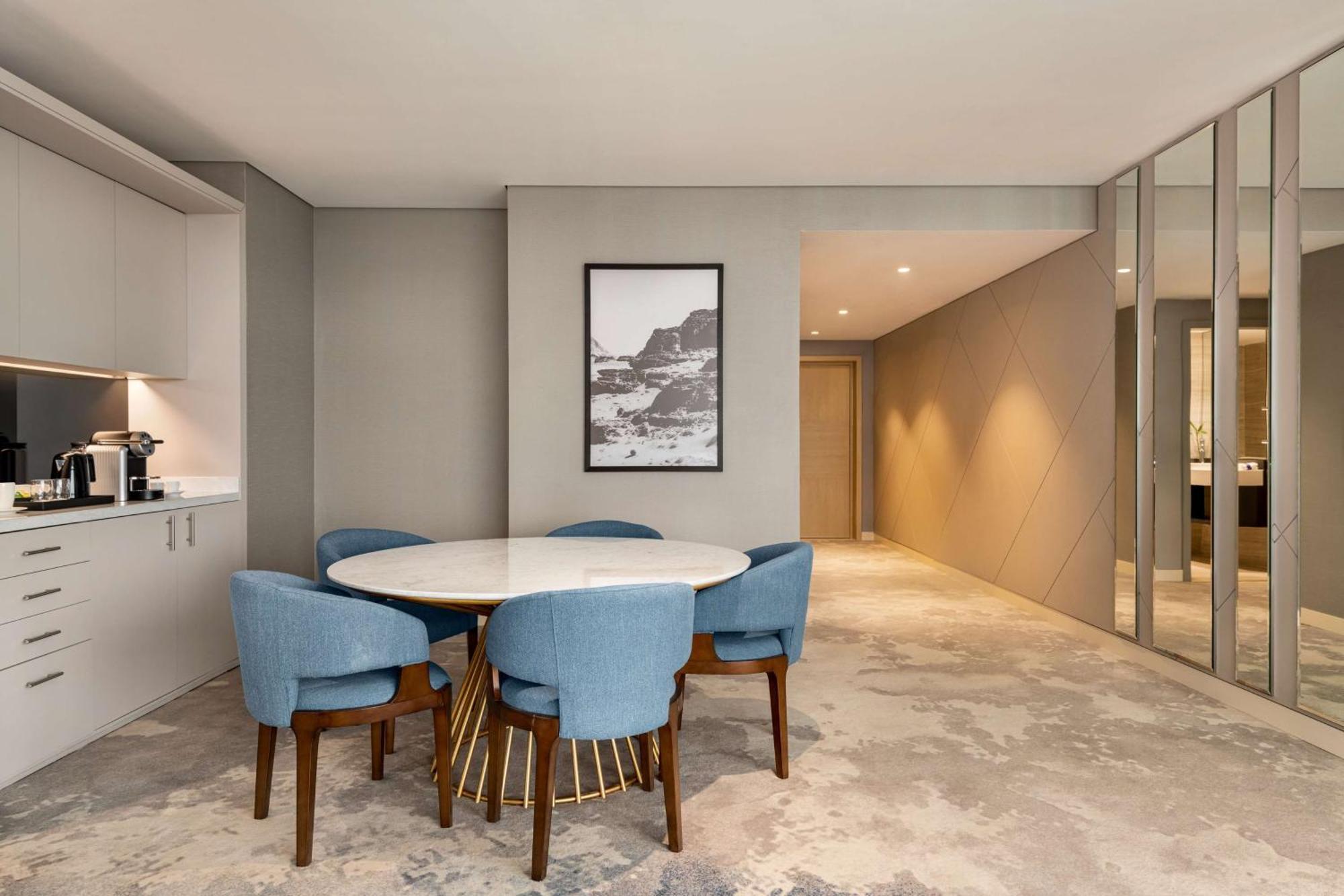 Radisson Blu Hotel Riyadh Convention And Exhibition Center エクステリア 写真 A suite at the hotel
