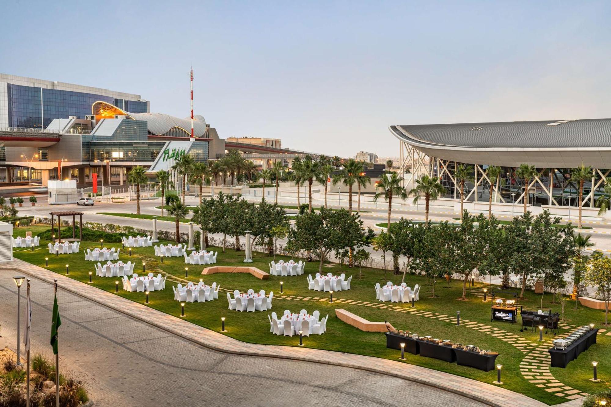 Radisson Blu Hotel Riyadh Convention And Exhibition Center エクステリア 写真 The Green