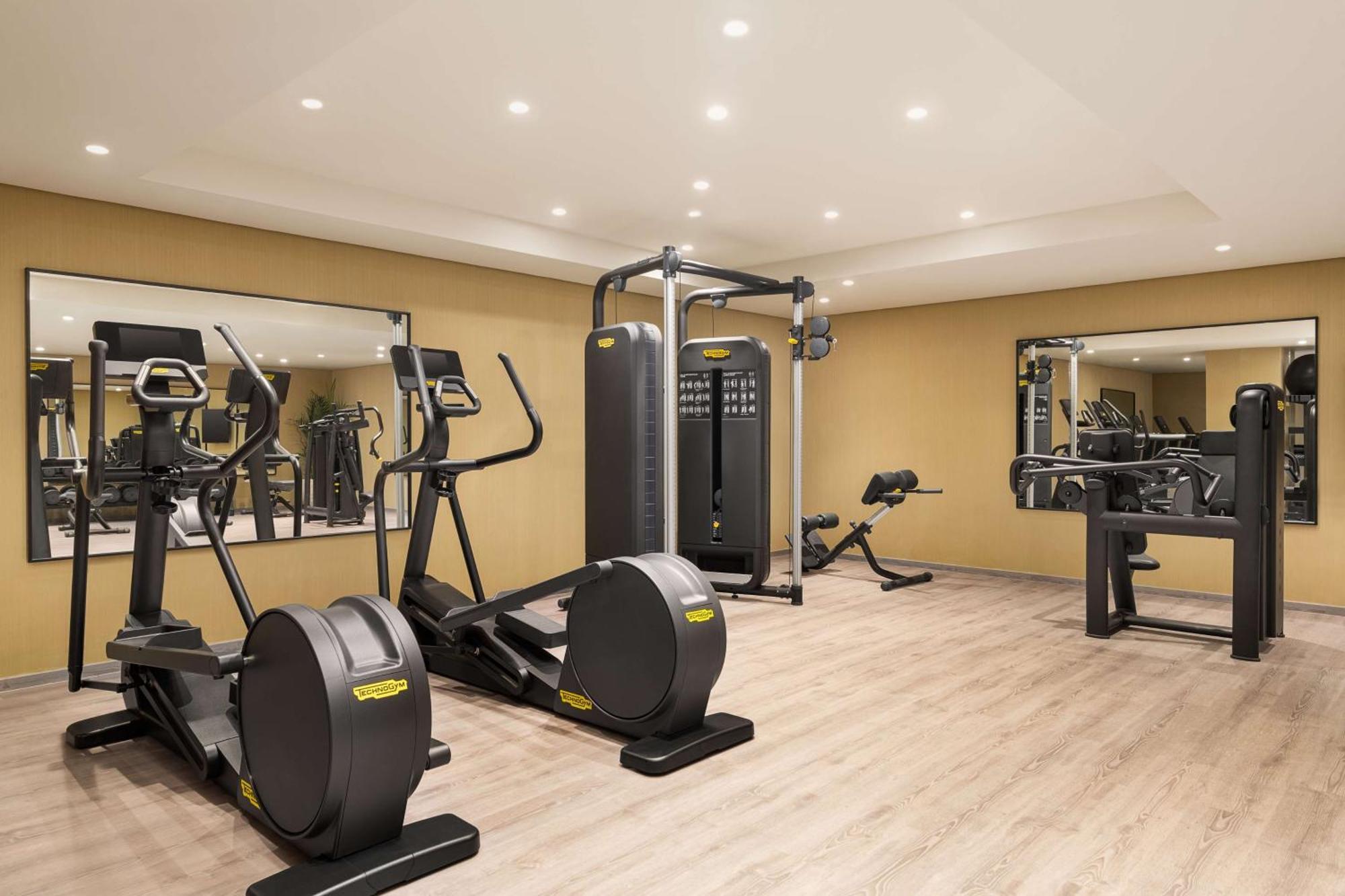 Radisson Blu Hotel Riyadh Convention And Exhibition Center エクステリア 写真 The gym at the hotel