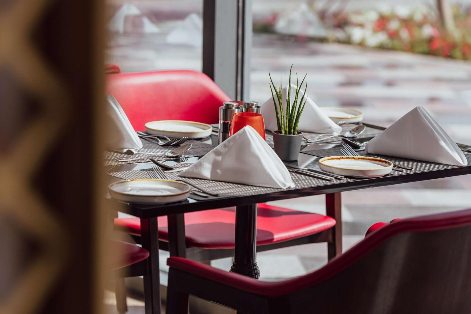 Radisson Blu Hotel Riyadh Convention And Exhibition Center エクステリア 写真 Restaurant