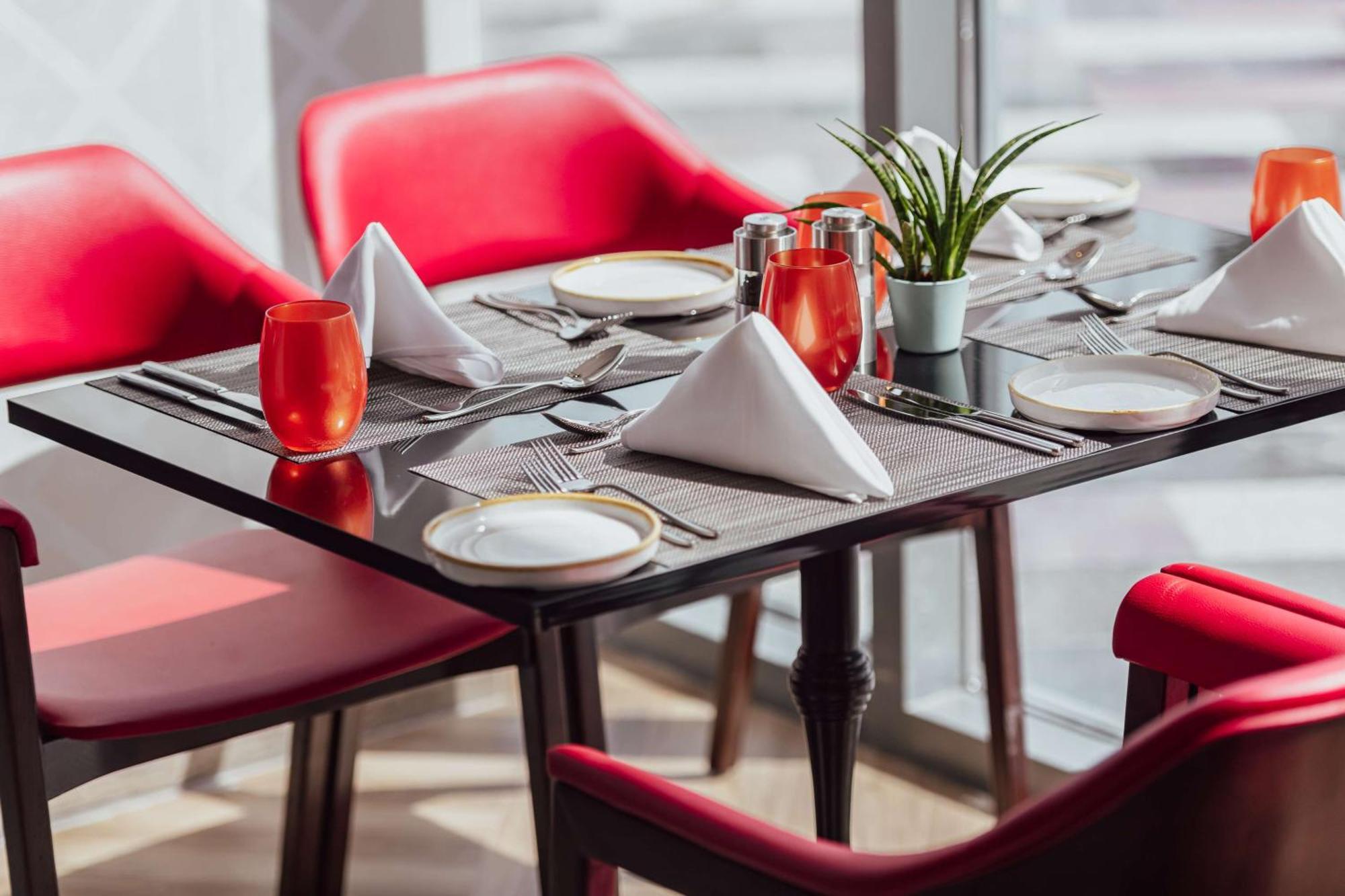 Radisson Blu Hotel Riyadh Convention And Exhibition Center エクステリア 写真 A table set for fine dining