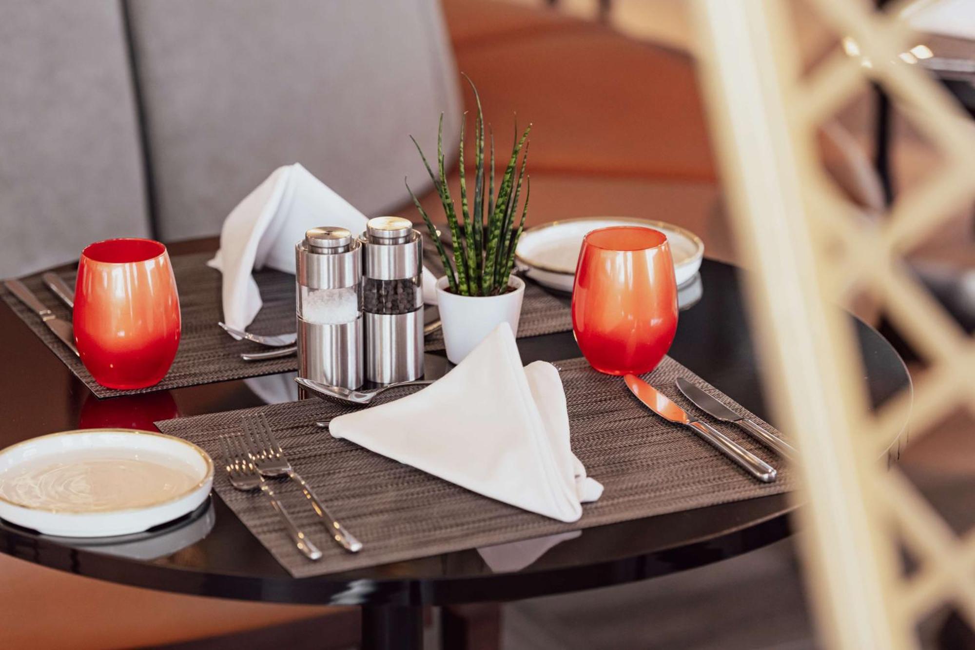 Radisson Blu Hotel Riyadh Convention And Exhibition Center エクステリア 写真 A place setting